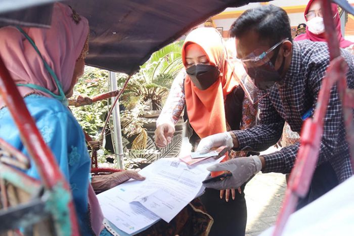 348 Warga Terima Bansos dari Bupati Mojokerto 348 Warga Terima Bansos dari Bupati Mojokerto