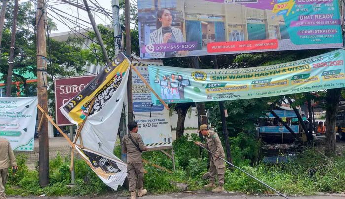 Satpol PP Sidoarjo Tertibkan 38 Reklame Bermasalah di 10 Ruas Jalan Utama