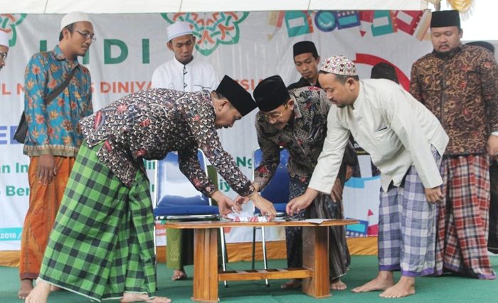 Perjuangkan Kesejahteraan, Farid-Sudarmawan Teken Kontrak Politik dengan 1.300 Guru Madin Perjuangkan Kesejahteraan, Farid-Sudarmawan Teken Kontrak Politik dengan 1.300 Guru Madin