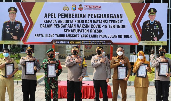 Capaian Vaksinasi Tertinggi, Satgas Covid-19 Gresik Kota Raih Penghargaan dari Kapolres Capaian Vaksinasi Tertinggi, Satgas Covid-19 Gresik Kota Raih Penghargaan dari Kapolres