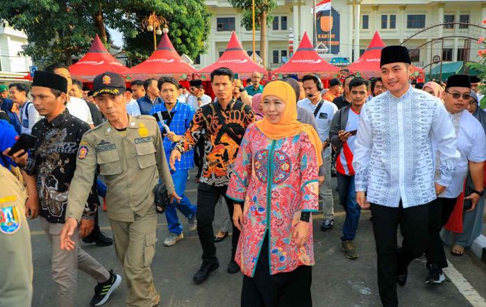 Bersama Bupati Tuban, Gubernur Khofifah Bagikan Santunan ke 2.000 Anak Yatim Bersama Bupati Tuban, Gubernur Khofifah Bagikan Santunan ke 2.000 Anak Yatim