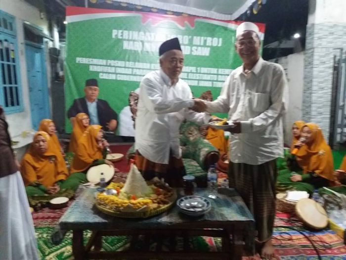 Hadirkan Kiai Asep, Wakil Ketua PWNU Jatim Jadikan Rumahnya Posko Khofifah-Emil Hadirkan Kiai Asep, Wakil Ketua PWNU Jatim Jadikan Rumahnya Posko Khofifah-Emil