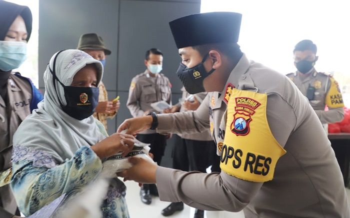 ASN dan Anggota Polres Mojokerto Bagikan Ratusan Zakat Fitrah kepada Masyarakat