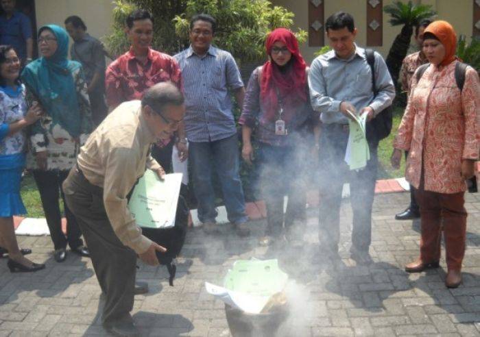 Tes Tulis Rampung, Timsel Calon KPU Sidoarjo Musnahkan Soal