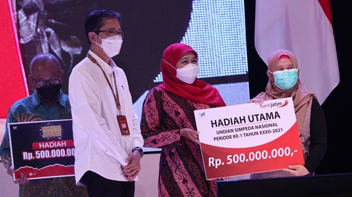 Gubernur Khofifah Bersama Busrul Iman Serahkan Hadiah Undian Tabungan Simpeda Bank Jatim 2021