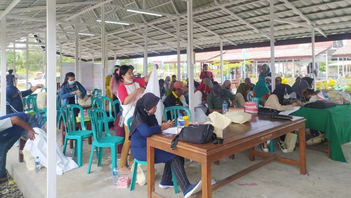 Berdayakan Keluarga Nelayan, KKP RI Gelar Pelatihan Batik Ikat Celup di Kampung Nelayan Banyuwangi Berdayakan Keluarga Nelayan, KKP RI Gelar Pelatihan Batik Ikat Celup di Kampung Nelayan Banyuwangi