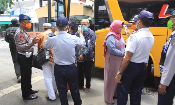 Petugas Gabungan Screening Penumpang Bis dari Daerah Pandemik Corona di Terminal Bungurasih