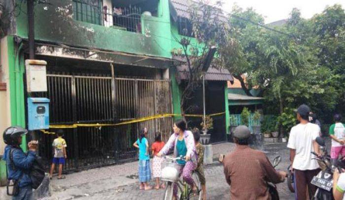 Kebakaran Rumah Kos di Kendangsari, Satu Korban Meninggal dalam Posisi Sujud Kebakaran Rumah Kos di Kendangsari, Satu Korban Meninggal dalam Posisi Sujud
