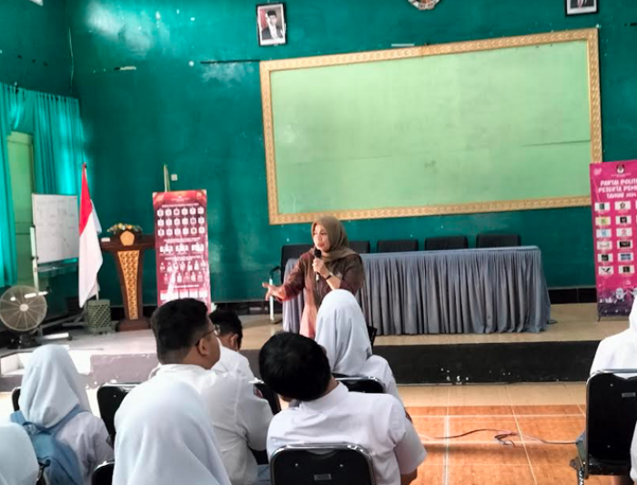 Ajak Jadi Pemilih Kritis, KPU Sosialisasi Pemilu 2024 kepada Siswa di SMAN 2 Kota Batu Ajak Jadi Pemilih Kritis, KPU Sosialisasi Pemilu 2024 kepada Siswa di SMAN 2 Kota Batu