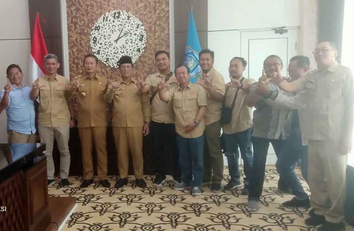 Bupati Yuhronur Berangkatkan Kontingen PWI Lamongan ke Porwanas Ke-XIII Bupati Yuhronur Berangkatkan Kontingen PWI Lamongan ke Porwanas Ke-XIII