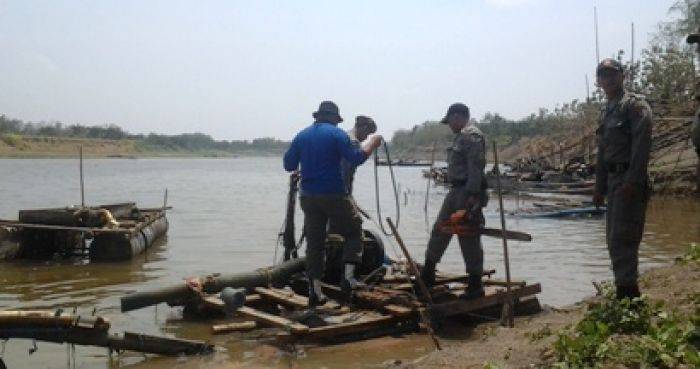Petugas Gabungan Kuwalahan Razia Penambang Pasir Ilegal di Bojonegoro