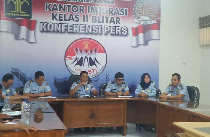 Imigrasi Blitar Deportasi Empat WNA Selama 2017 Imigrasi Blitar Deportasi Empat WNA Selama 2017