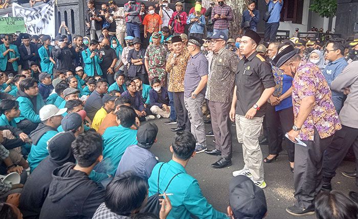 Tolak Kenaikan Harga BBM, Aliansi Mahasiswa Kota Malang Long March ke Gedung DPRD