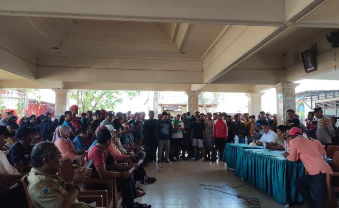 Tuntut Dipekerjakan di Smelter Freeport, Ratusan Warga Karangrejo Gresik Ngeluruk Balai Desa Tuntut Dipekerjakan di Smelter Freeport, Ratusan Warga Karangrejo Gresik Ngeluruk Balai Desa