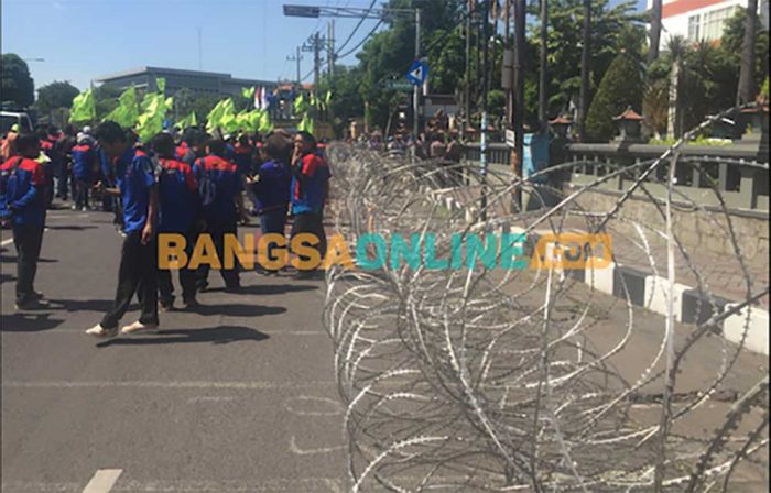 Ratusan Buruh Demo di Kantor DPRD Jatim Tolak Tapera Ratusan Buruh Demo di Kantor DPRD Jatim Tolak Tapera