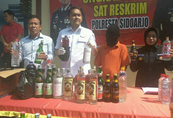 Jual Jamu Tradisional Oplosan Miras, Pria ini Diamankan Satreskrim Polresta Sidoarjo Jual Jamu Tradisional Oplosan Miras, Pria ini Diamankan Satreskrim Polresta Sidoarjo