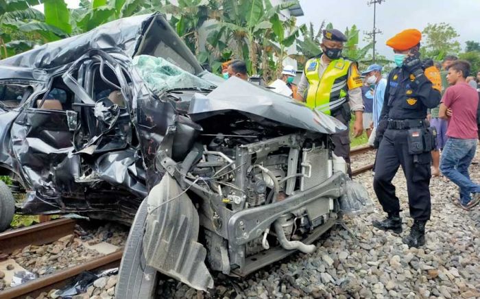 Toyota Calya Ringsek Diseruduk Kereta Api di Blitar, Sopir Tewas di Tempat Toyota Calya Ringsek Diseruduk Kereta Api di Blitar, Sopir Tewas di Tempat