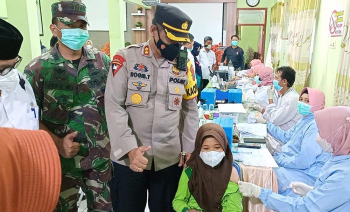Kapolres Pamekasan Pantau Vaksinasi di Puskesmas Sopa’ah Sambil Zoom Meeting Dengan Kapolri Kapolres Pamekasan Pantau Vaksinasi di Puskesmas Sopa’ah Sambil Zoom Meeting Dengan Kapolri