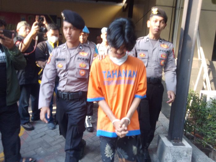 Beli iPhone 15 Lewat Pinjol, Pria Sidoarjo Tipu Korban dengan Modus Pinjam HP Beli iPhone 15 Lewat Pinjol, Pria Sidoarjo Tipu Korban dengan Modus Pinjam HP