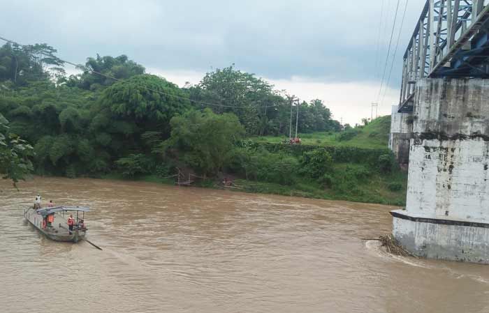 Pencarian Siswa SMPN 3 Srengat yang Bunuh Diri di Sungai Brantas Terkendala Derasnya Arus