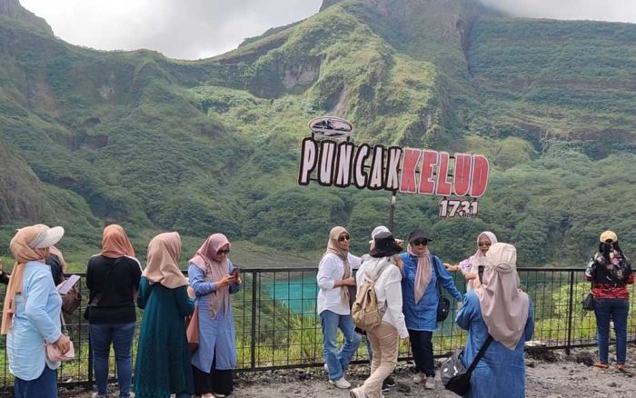 Isu Gunung Kelud Meletus Tak Pengaruhi Minat Wisatawan untuk Lihat Kawah Isu Gunung Kelud Meletus Tak Pengaruhi Minat Wisatawan untuk Lihat Kawah