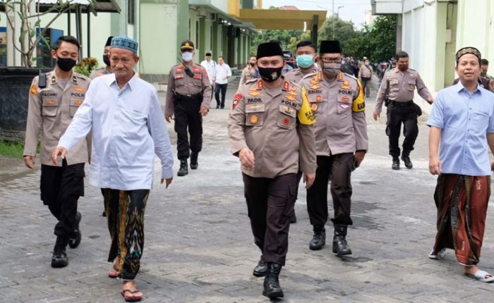Polda Jatim Dukung New Normal, Berharap Kegiatan Ponpes Segera Lancar Polda Jatim Dukung New Normal, Berharap Kegiatan Ponpes Segera Lancar