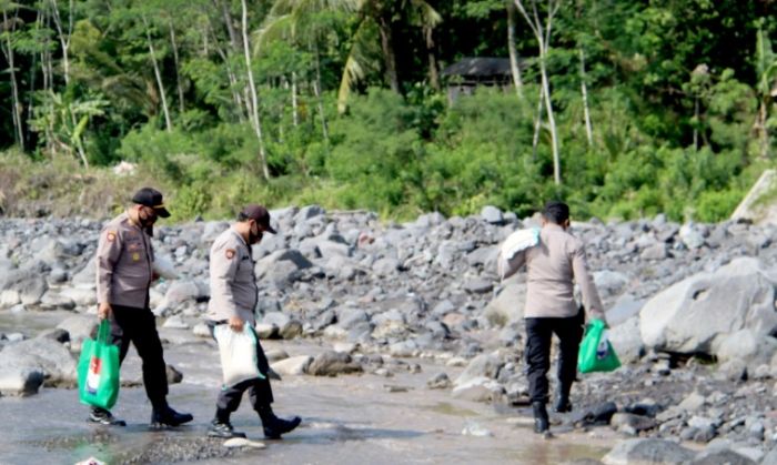 Seberangi Sungai Lahar Dingin Semeru, Kapolres Lumajang Salurkan Bansos Warga Terisolasi Seberangi Sungai Lahar Dingin Semeru, Kapolres Lumajang Salurkan Bansos Warga Terisolasi