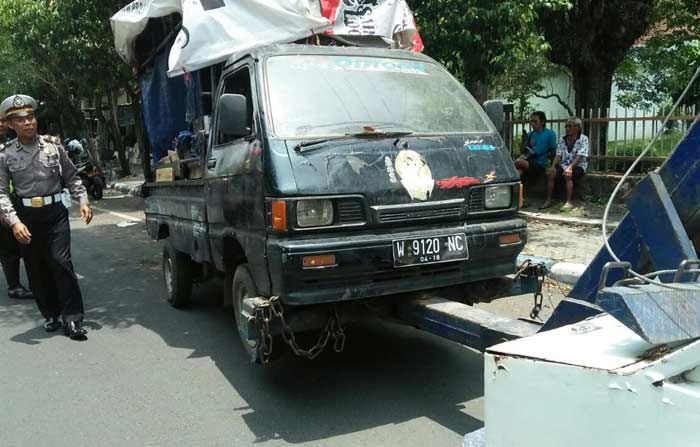 Parkir Sembarangan, 4 Kendaraan di Jombang Langsung Diderek Petugas Parkir Sembarangan, 4 Kendaraan di Jombang Langsung Diderek Petugas