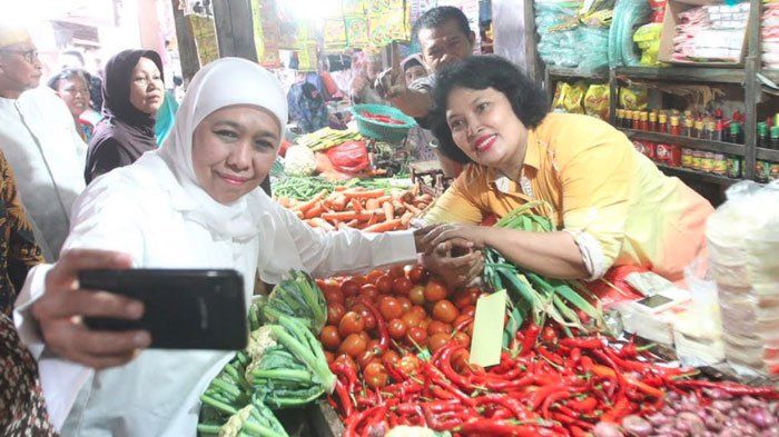 Khofifah Blusukan ke Pasar Senggol Kota Pasuruan Khofifah Blusukan ke Pasar Senggol Kota Pasuruan