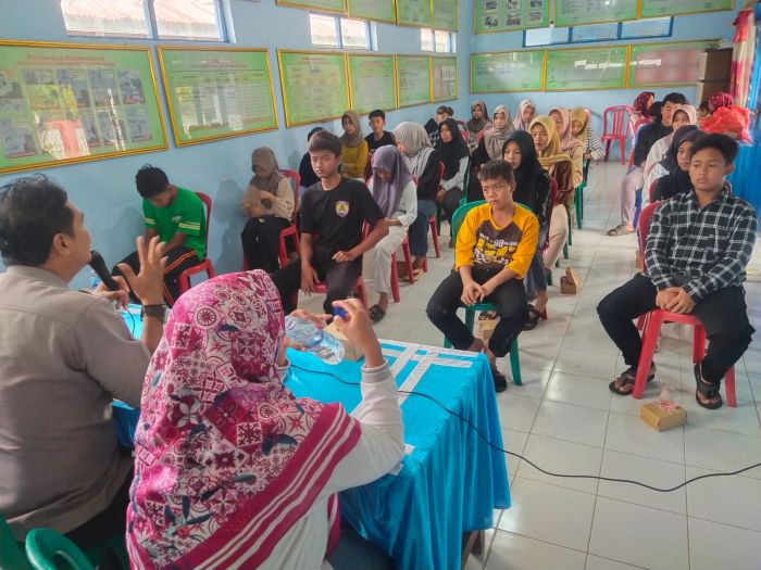 Polsek Sine Ngawi Gelar Sosialisasi Bahaya Narkoba Polsek Sine Ngawi Gelar Sosialisasi Bahaya Narkoba