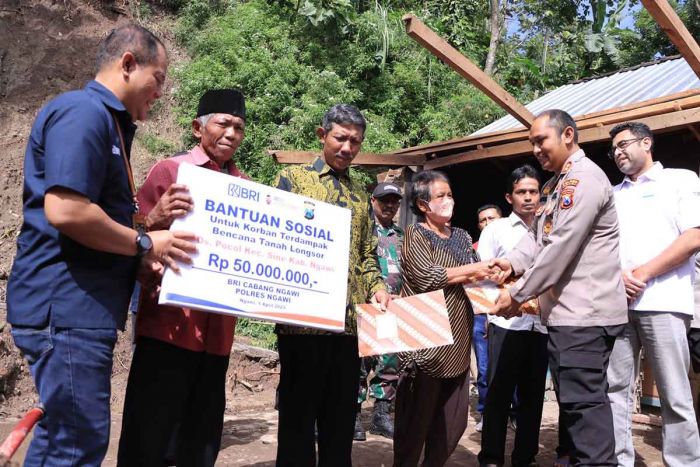 Polres Ngawi bersama BRI berikan Bantuan Senilai Rp50 Juta ke Warga Terdampak Tanah Longsor Polres Ngawi bersama BRI berikan Bantuan Senilai Rp50 Juta ke Warga Terdampak Tanah Longsor