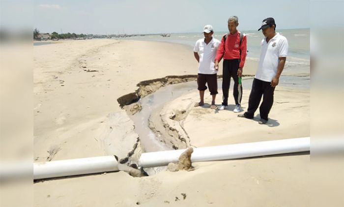Buang Limbah Bau Busuk ke Laut, Perusahaan Pengolahan Ikan di Bancar Diprotes Warga Buang Limbah Bau Busuk ke Laut, Perusahaan Pengolahan Ikan di Bancar Diprotes Warga