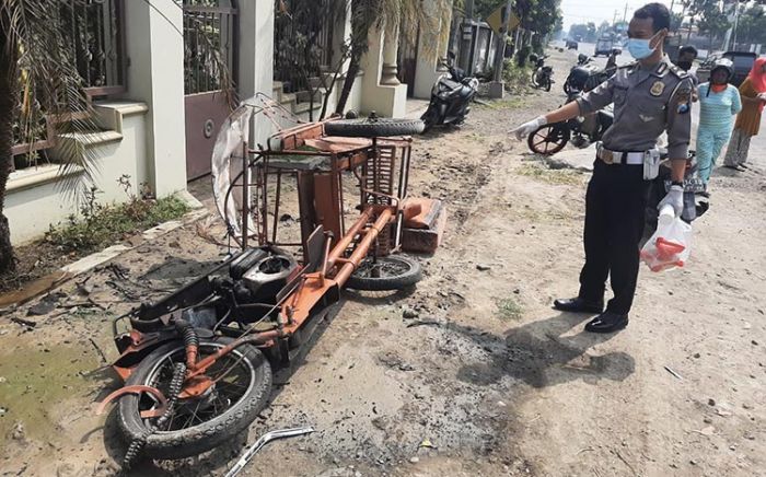 Pecah Ban, Mercedes Benz Tabrak Mobilio dan Bentor di Jombang, Satu Tewas Pecah Ban, Mercedes Benz Tabrak Mobilio dan Bentor di Jombang, Satu Tewas