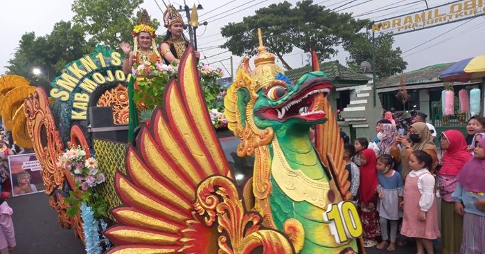 Kirab Budaya Majapahit, Penampilan SMKN Sooko Pukau Penonton Kirab Budaya Majapahit, Penampilan SMKN Sooko Pukau Penonton