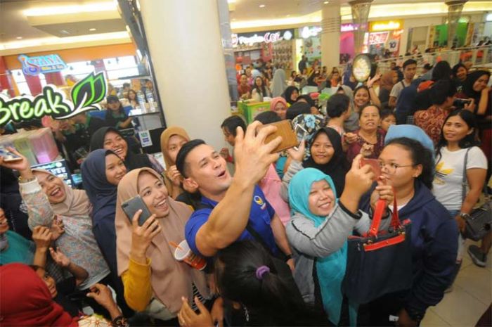 Hans Hosman hingga Manohara Jadi Rebutan Ibu hingga Anak Muda di Royal Plaza Hans Hosman hingga Manohara Jadi Rebutan Ibu hingga Anak Muda di Royal Plaza