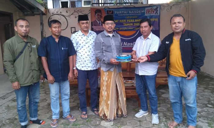 Peringati HPN, Anggota DPRD Jatim ini Gelar Ngopi Bareng Wartawan di Bangkalan Peringati HPN, Anggota DPRD Jatim ini Gelar Ngopi Bareng Wartawan di Bangkalan