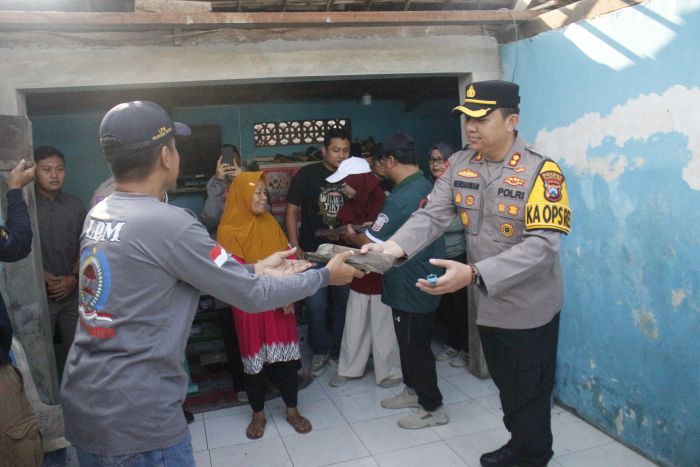 Polres Mojokerto Kota Salurkan Bantuan Bersih Rumah di Wates