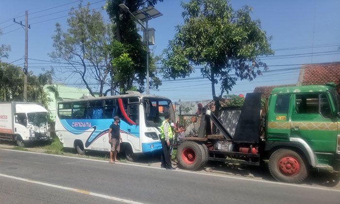 Truk Tabrak Bus di Madiun, 1 Pemotor Tewas Tergencet Truk Tabrak Bus di Madiun, 1 Pemotor Tewas Tergencet