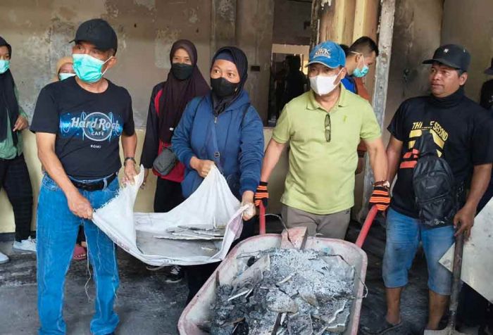 Anggota Dewan di Kediri Bersih-Bersih Gedung DPR, Murdi Hantoro: Senin Sudah Kembali Normal Anggota Dewan di Kediri Bersih-Bersih Gedung DPR, Murdi Hantoro: Senin Sudah Kembali Normal