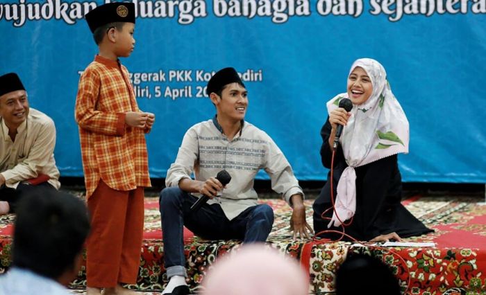 Ketua TP PKK Kota Kediri Berbagi Kebahagiaan dengan Anak-Anak Disabilitas Ketua TP PKK Kota Kediri Berbagi Kebahagiaan dengan Anak-Anak Disabilitas