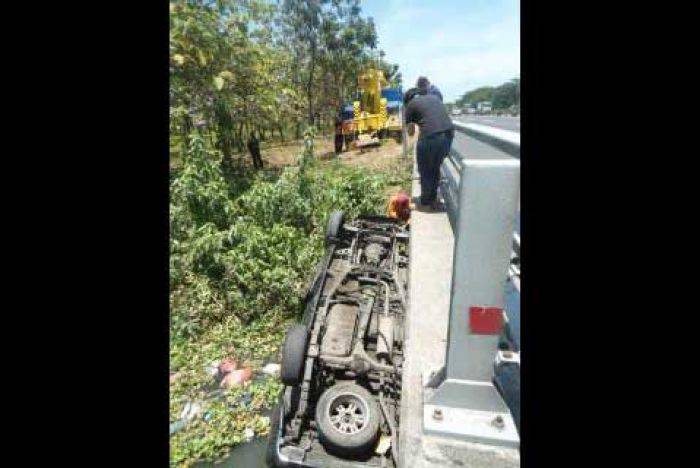 Ban Meletus, Mobil di Tol Sidoarjo Nyungsep Ban Meletus, Mobil di Tol Sidoarjo Nyungsep