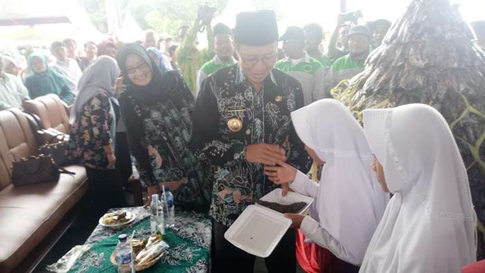 Konsumsi Makan Ikan Rendah, Pemkab Tuban Gelar Arakan Gunungan Ikan Lele