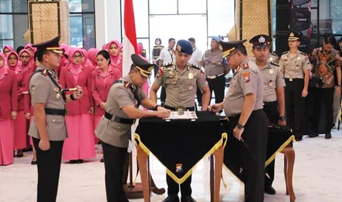 Kapolres Probolinggo Bergeser ke Madiun, Sertijab Dipimpin Langsung Kapolda di Gedung Mahameru Kapolres Probolinggo Bergeser ke Madiun, Sertijab Dipimpin Langsung Kapolda di Gedung Mahameru