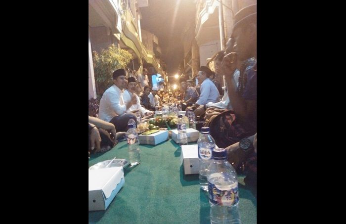 Guyub Rukun, Emil Sahur Bareng Warga Tanah Kali Kedinding dan Tambakrejo Guyub Rukun, Emil Sahur Bareng Warga Tanah Kali Kedinding dan Tambakrejo
