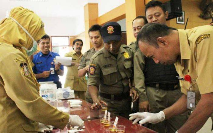 Ratusan Personil Satpol PP Kota Blitar Dites Urine Mendadak