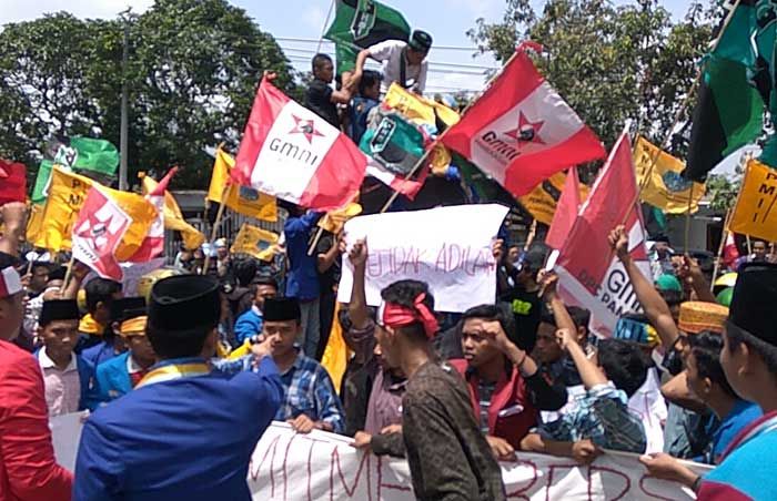 Peringati Hari Anti Korupsi, Ratusan Mahasiswa Cipayung Ngeluruk Kejaksaan Negeri Pamekasan Peringati Hari Anti Korupsi, Ratusan Mahasiswa Cipayung Ngeluruk Kejaksaan Negeri Pamekasan