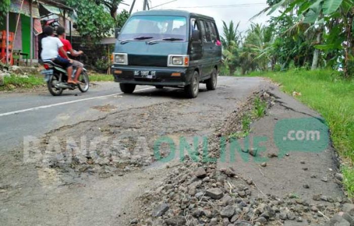 Parah, Ada 310 Titik Jalan Rusak di Jalur Wisata Tulungagung, Masyarakat Hanya Diminta Sabar Parah, Ada 310 Titik Jalan Rusak di Jalur Wisata Tulungagung, Masyarakat Hanya Diminta Sabar