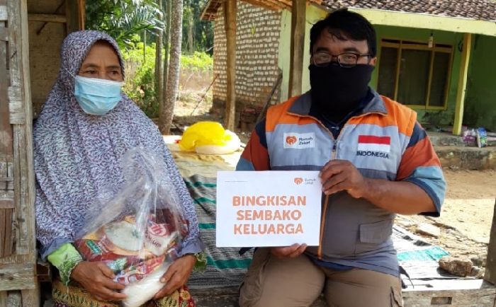 Rumah Zakat Salurkan Bingkisan Keluarga untuk Masyarakat Terdampak Covid-19 di Pamekasan Rumah Zakat Salurkan Bingkisan Keluarga untuk Masyarakat Terdampak Covid-19 di Pamekasan