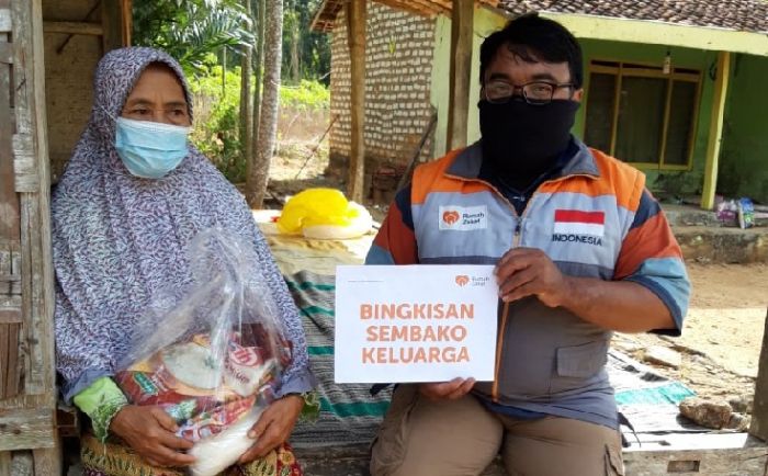 ​Rumah Zakat Salurkan Bingkisan Keluarga untuk Masyarakat Terdampak Covid-19 di Pamekasan