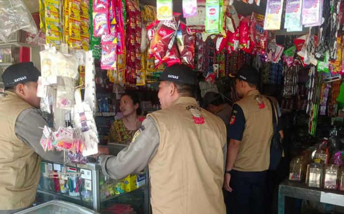 Gempur Rokok Ilegal, Petugas Gabungan Tuban Gelar Operasi Pasar di Bancar Gempur Rokok Ilegal, Petugas Gabungan Tuban Gelar Operasi Pasar di Bancar